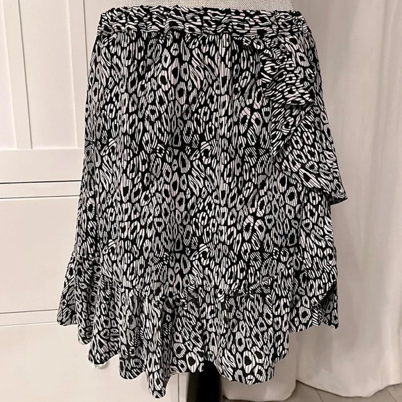 MICHAEL KORS NWOT Animal Print Sleeveless Ruffle Top, Size M - Picture 10 of 13